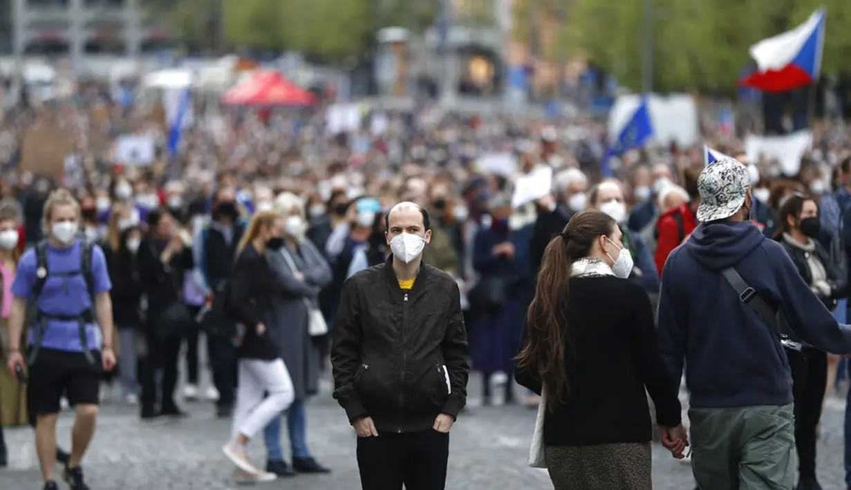 Warga berdemonstrasi di Praha, Republik Ceko, Kamis (29/4/2021). Ribuan warga berunjuk rasa menentang Presiden Milos Zeman dan menuduhnya melakukan pengkhianatan atas sikap pro Rusia pada dugaan partisipasi mata-mata Rusia dalam ledakan di Ceko. (AP Photo/Petr David Josek)