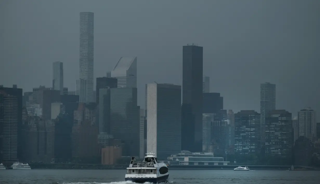 Badai menyebabkan lebih dari 500 pembatalan penerbangan, dan ratusan penundaan lainnya, di bandara LaGuardia, JFK dan Newark pada hari Senin. (Spencer Platt/Getty Images/AFP)