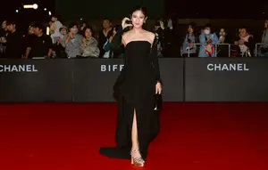 Dian Sastrowardoyo dan Keanggunan Gaun Hitam Wilsen Willim di Festival Film Internasional Busan 2026
