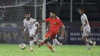 Pemain Borneo FC, Jonathan Bustos (tengah) menguasai bola dibayangi pemain Arema FC, Gian Zola dalam laga leg kedua final Piala Presiden 2022 antara Borneo FC melawan Arema FC di Stadion Segiri, Samarinda, Minggu (17/7/2022). (Bola.com/Ikhwan Yanuar)