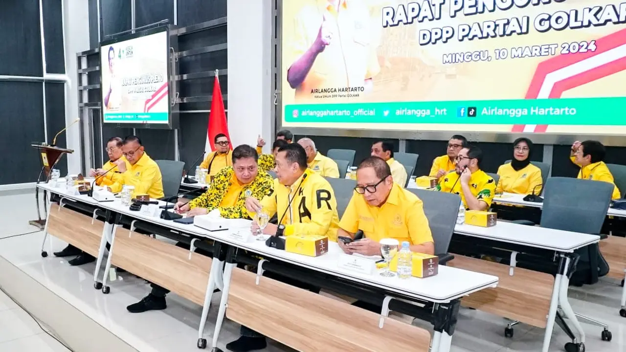 Ketua Umum Golkar Airlangga Hartarto bersama Wakil Ketua Umum Golkar Bambang Soesatyo saat menghadiri rapat pleno Golkar, Minggu (10/3/2024).