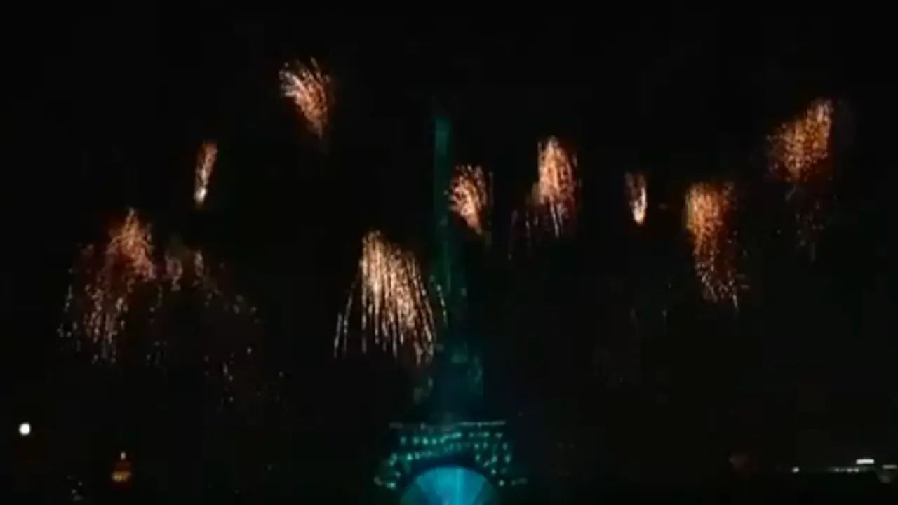 Indahnya nyala kembang api di Menara Eiffel Prancis. (YouTube)