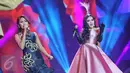Penampilan duet Syahrini bersama  jebolan D'Academy, Evi Masamba dalam konser The Biggest Concert 'Dream Big' di Studio Emtek, Jakarta, Jumat (29/1). Dalam konser bernuansa glamor itu, Syahrini membawakan 15 lagu. (Liputan6.com/Faizal Fanani)