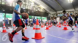 Peserta mendrible bola basket saat mengikuti selection camp Junior NBA di Cilandak Sport Center, Jakarta (20/08). Kegiatan yang berlangsung pada 20-21 Agustus. (Liputan6.com/Fery Pradolo). 