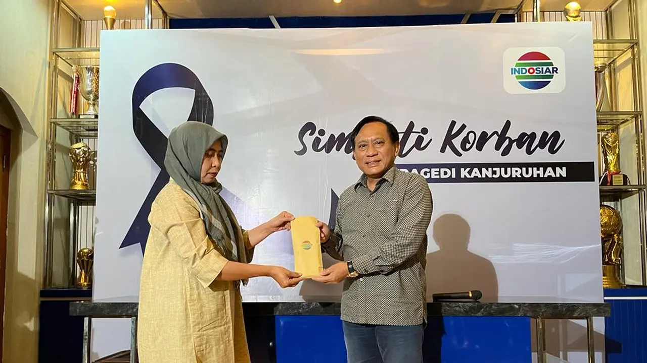 Dirut Indosiar Imam Sudjarwo  menyerahkan tali asih korban tragedi Kanjuruhan. (Istimewa)
