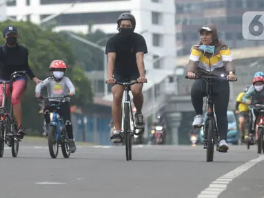 Warga bersepeda di sepanjang Kawasan MH Thamrin,Jakarta, Jumat (30/10/2020). Aktivitas memilih berolahraga sepeda sebagai alternatif liburan panjang sekaligus menjaga imunitas tubuh di tengah pandemi virus Corona. (merdeka.com/Imam Buhori)