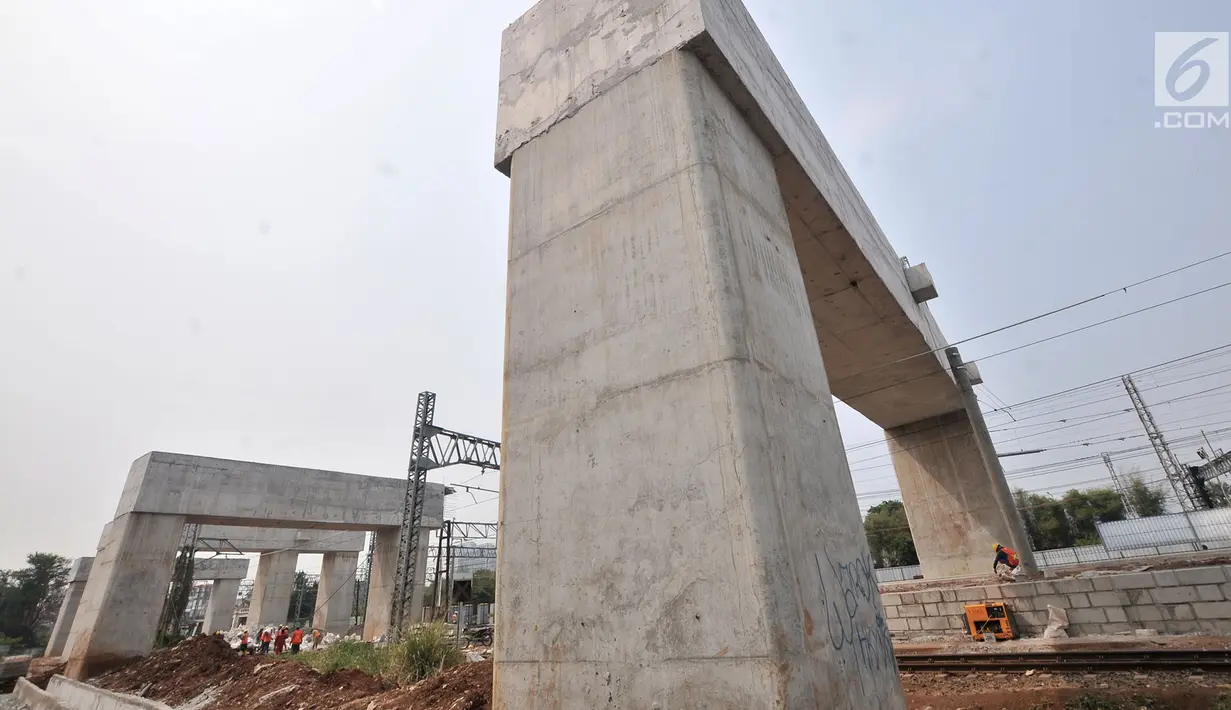 Aktivitas pekerja proyek Double Double Track (DDT) Paket A Stasiun Manggarai-Jatinegara di kawasan Manggarai, Jakarta, Selasa (28/8). Proyek DDT dari Manggarai-Jatinegara-Cikarang sepanjang 35 kilometer. (Merdeka.com/Iqbal Nugroho)