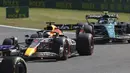 Setelah restart, Verstappen mampu naik ke posisi enam usai melewati Alex Albon dan Daniel Ricciardo. Ia juga tak butuh lama untuk mengamankan posisi kelima dengan melibas Sebastian Vettel menuju chicane. (AP/Olivier Matthys)