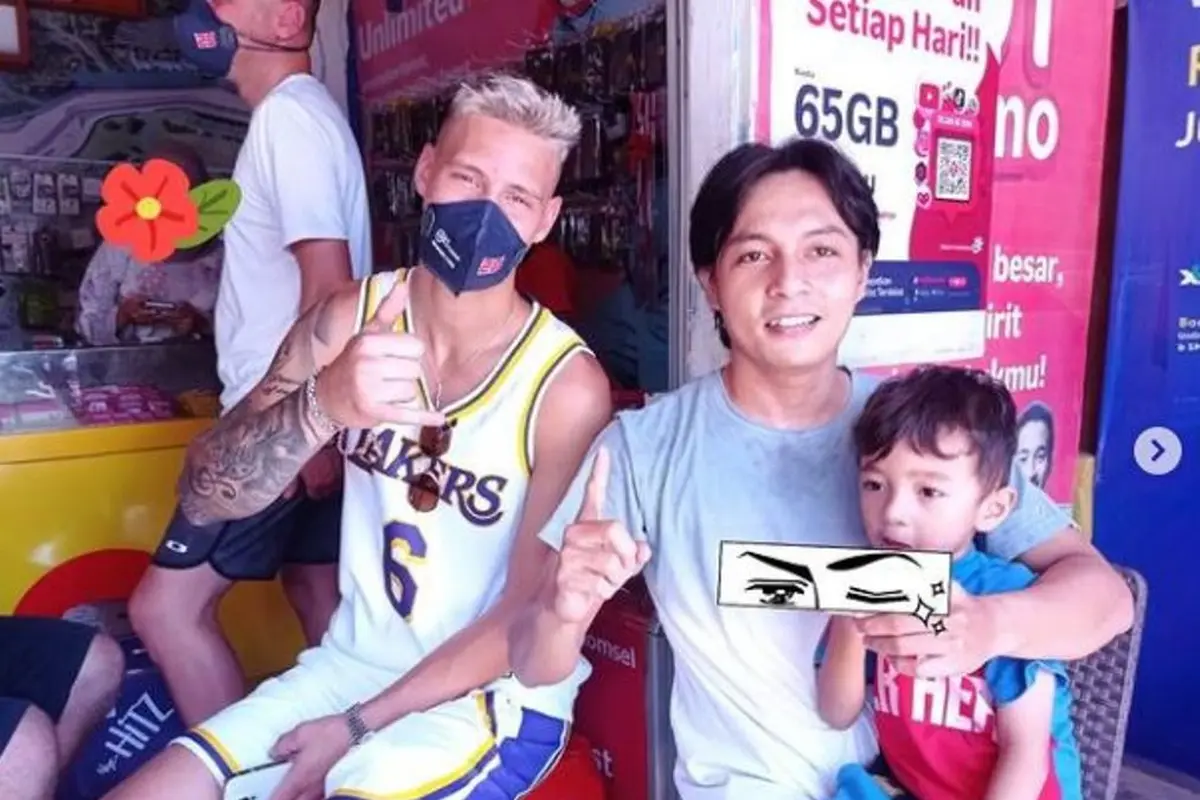 Tiba di Mandalika, Juara Dunia MotoGP Fabio Quartararo Pergi ke Pantai dan Beli Kartu Perdana
