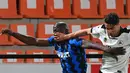 Pemain Inter Milan Romelu Lukaku (kiri) dan pemain Spezia Riccardo Marchizza mengejar bola pada pertandingan Serie A Liga Italia di Stadion Alberto-Picco, La Spezia, Italia, Rabu (21/4/2021). Pertandingan berakhir dengan skor 1-1. (ANDREAS SOLARO/AFP)