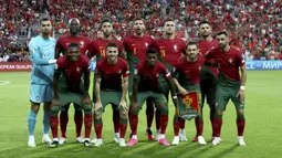 Skuad starting XI Timnas Portugal berpose sebelum dimulainya laga Grup J Kualifikasi Euro 2024 menghadapi Luksemburg di Estadio Algarve, Selasa (12/9/2023) dini hari WIB. (AP Photo/Joao Matos)