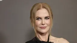 Nicole Kidman yang kini berusia 56 tahu memamerkan perutnya yang kencang saat dia pergi tanpa bra dalam balutan gaun hitam yang berani untuk Ops Khusus: pemutaran Lioness.  (Vianney Le Caer/Invision/AP)