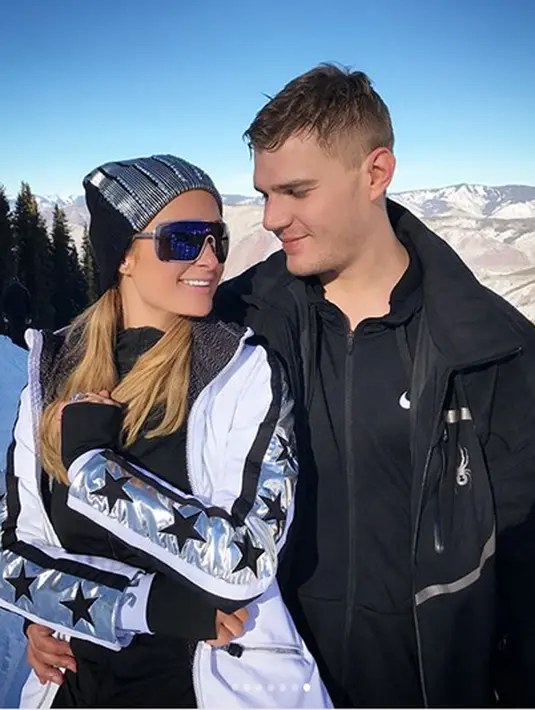 "Aku bilang Yas! 👰🏼💅🏼💍💎 Senang sekali dan bersemangat untuk bertunangan dengan cinta dalam hidupku. Sahabatku & belahan jiwaku Sempurna untuk saya dalam segala hal." tulis wanita 36 tahun itu dalam instagram. (Instagram/parishilton)