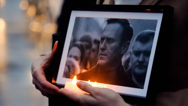 Pengunjuk Rasa Desak Presiden Putin Bertanggung Jawab atas Kematian Alexei Navalny