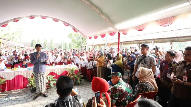 Gubernur Jawa Tengah (Jateng) Ganjar Pranowo saat meninjau langsung proses perbaikan sekolah di Grobogan pada Kamis (15/6/2023).