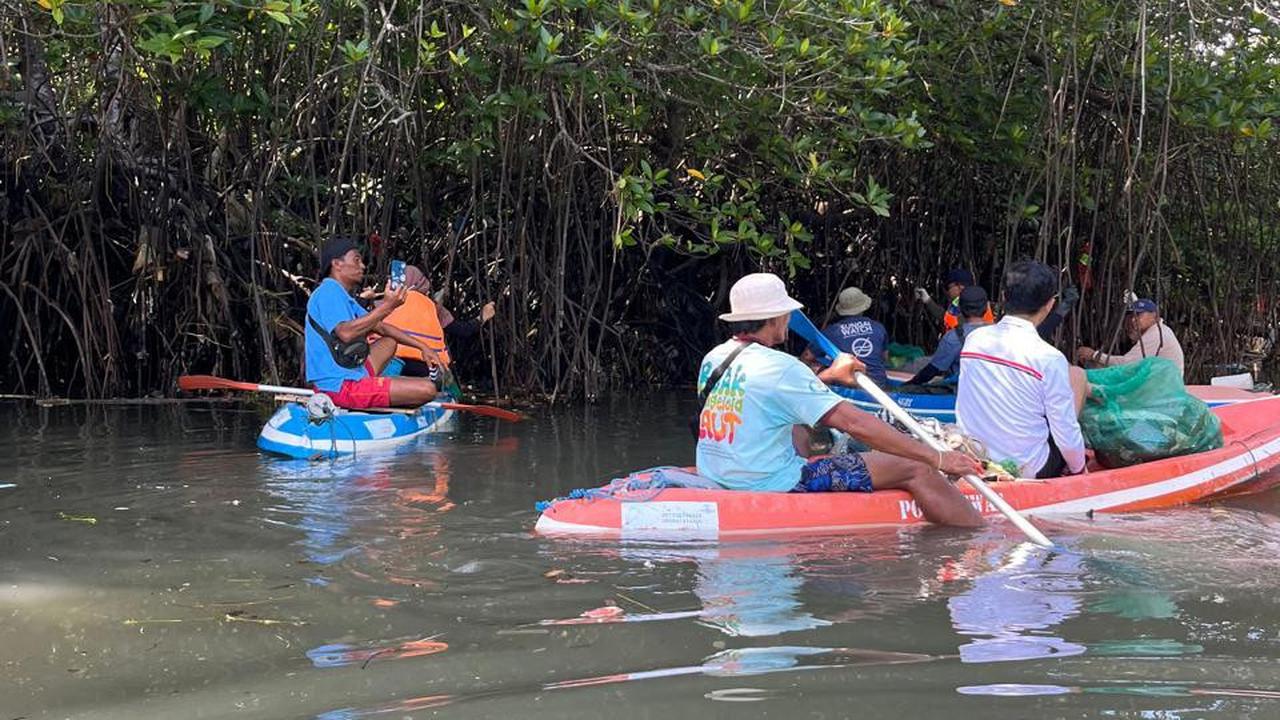 154,65 Ton Timbulan Sampah Akibat Banjir Bali