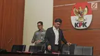 Wakil ketua KPK,  Laode M Syarif (kanan) dan juri bicara KPK, Febri Diansyah jelang konferensi pers di Gedung KPK, Jakarta, Kamis (15/02). KPK menangkap Bupati Lampung Tengah Mustafa. (Liputan6.com/Herman Zakharia)