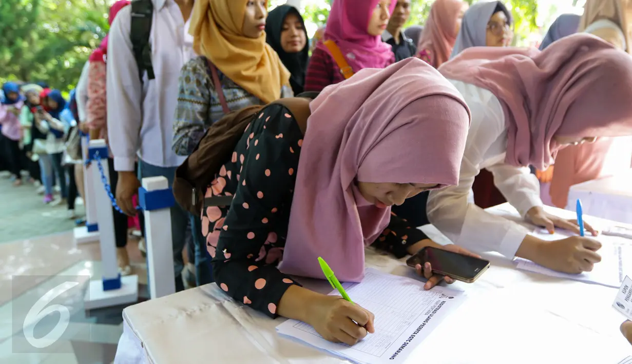 Mahasiswa melakukan registrasi untuk mengikuti acara EMTEK Goes To Campus (EGTC) 2017 di Universitas Negeri Semarang, Rabu (5/4). EMTEK Goes To Campus 2017 di Universitas Negeri Semarang digelar pada Rabu - Kamis, 5 - 6 April. (Liputan6.com/Yoppy Renato)
