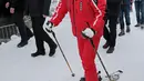 Presiden Rusia Vladimir Putin bersiap untuk bermain ski di Krasnaya Polyana dekat resor Laut Hitam Sochi, Rusia, Rabu (13/2). (Sergei Chirikov/Pool Photo via AP)