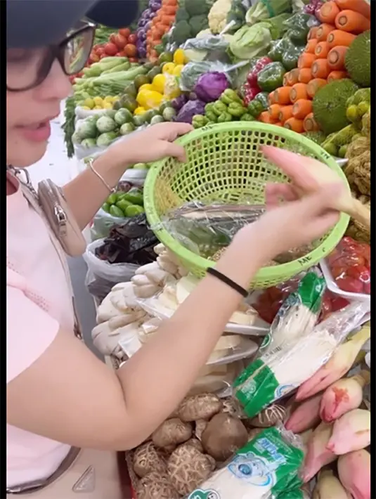 "Kalau nggak ada kerjaan dari pagi  biasanya aku masak. Hari ini aku sempetin ke pasar untuk beli bahan makanannya karena aku akan masak buat makan siang," kata Prilly dalam video tersebut. [Instagram/prillylatuconsina96]