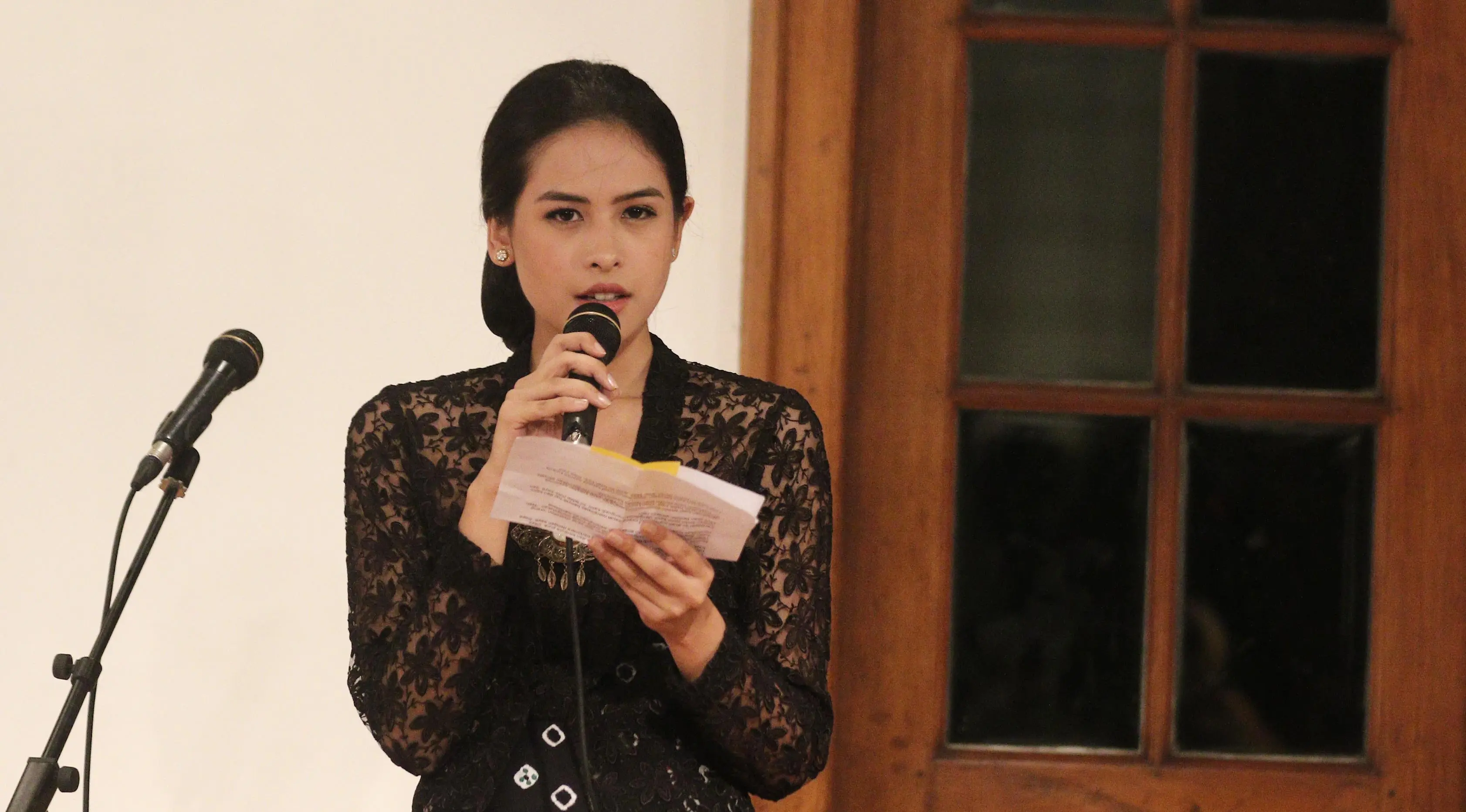 Aktris Maudy Ayunda  saat tampil pada Panggung Para Perempuan Kartini di Museum Bank Indonesia, Jakarta, Selasa (11/4). Kegiatan ini untuk menyambut peringatan Hari Kartini pada 21 april mendatang.