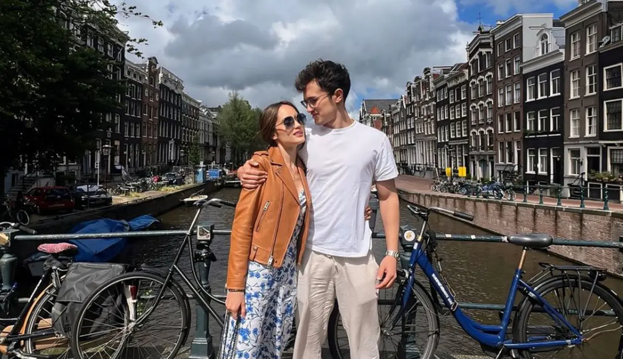 Sudah sejak awal bulan Juli kemarin, Cinta Laura terlihat mengunggah potret serunya liburan di Belanda. Dalam unggahan Instagramnya, Cinta terlihat mengabadikan momen mesra bersama kekasih di sebuah jembatan yang kerap menjadi spot foto para turis ketika di Belanda. (Liputan6.com/IG/@claurakiehl)