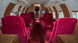 Tampilan interior jet pribadi yang pernah dimiliki oleh Elvis Presley yang berada di landasan pacu di New Mexico, AS. Interior pesawat ini di desain oleh Elvis Presley, dengan warna emas dan jok beludru merah. (GWS Auctions, Inc. via AP)