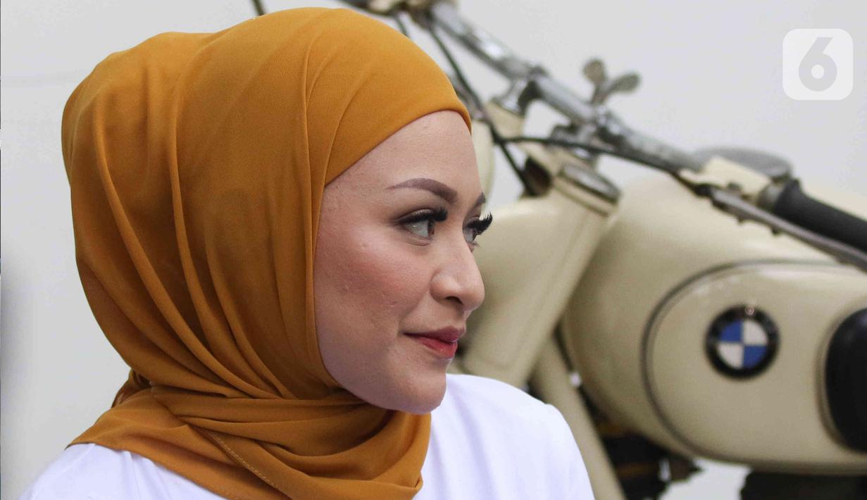 Nathalie Holscher saat mendatangi kantor Ekomando Artist Management, Jakarta Timur, Senin (25/7/2022). Di tengah prahara rumah tangganya dengan komedian Sule, Nathalie Holscher resmi bergabung dengan Ekomando Management Artist yang berada dibawah naungan Eko Patrio per 21 Juli lalu. (Liputan6.com/Herman Zakharia)