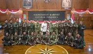 Seskab Sebut 17 Penerjun Kopassus Siap Beraksi di Langit Istana