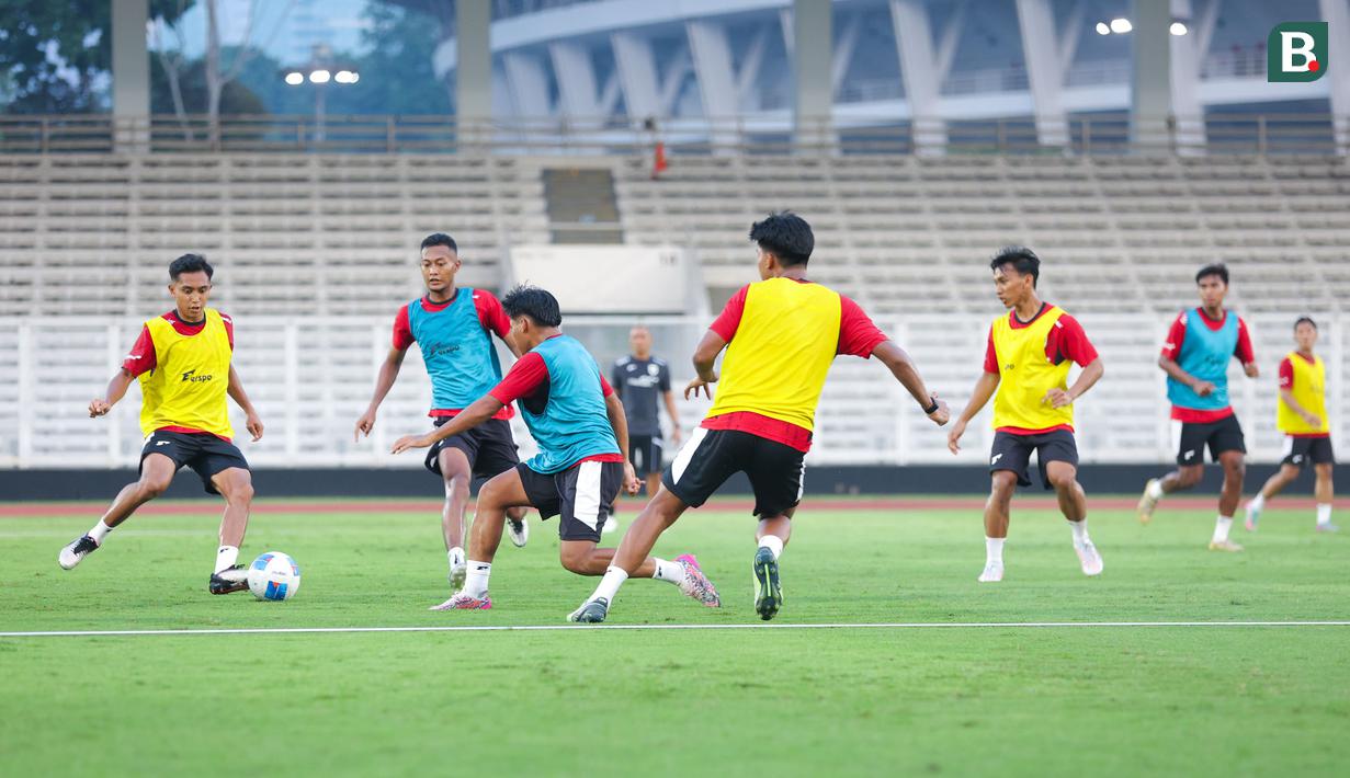 Timnas Indonesia U-22 menggelar latihan perdana untuk persiapan SEA Games di Stadion Madya, Jakarta Pusat, pada Jumat (3/10/2025) sore WIB. (Bola.com/M Iqbal Ichsan)