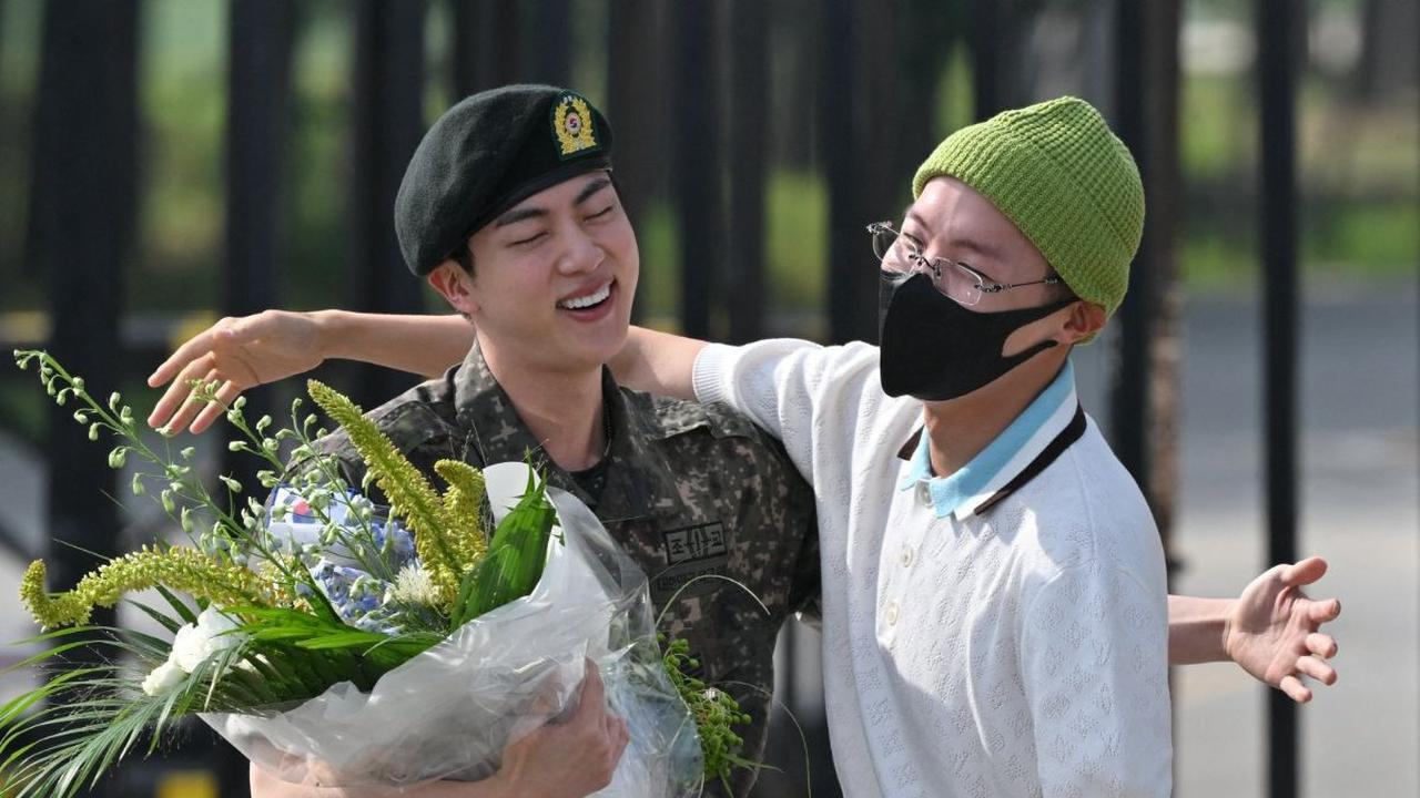 Personel boyband K-Pop BTS, Jin mendapat pelukan hangat dari rekannya J-Hope saat keluar dari pangkalan militer di Yeoncheon, Korea Selatan, pada 12 Juni 2024. Jin akhirnya mendapatkan bebas tugas dinas militer setelah menyelesaikan wajib militer (wamil).