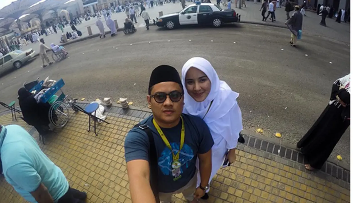 Menanti sore sambil menunggu salat Magrib pasangan pengantin baru ini menyempatkan berselfie di areal Masjid Nabawi, Madinah Al-Munawaroh.(Instagram/@febrynara27)