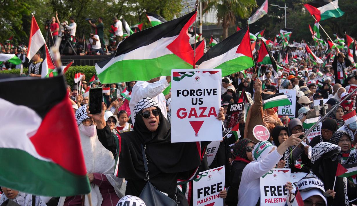 Unjuk rasa sekaligus memperingati satu tahun serangan Israel Gaza. (AP Photo/Dita Alangkara)