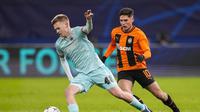 Gelandang Shakhtar Donetsk, Heorhiy Sudakov (kanan) saat membayangi pemain Royal Antwerp, Arthur Vermeeren dalam lanjutan Grup H Liga Champions 2023/2024. (AP Photo/Martin Meissner)