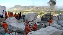 Tim penyelamat, termasuk tentara Pakistan, mencari para penambang di lokasi tambang marmer yang longsor di distrik Mohmand di provinsi Khyber-Pakhtunkhwa, Selasa (8/9/2020).  Sedikitnya 18 penambang tewas dan lebih dari selusin masih terjebak longsor yang terjadi pada Senin (7/9). (Abdul MAJEED/AFP)