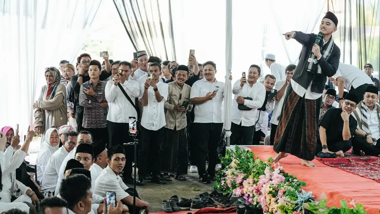 Ketua Umum DPP Partai Solidaritas Indonesia (PSI) Kaesang Pangarep saat berinteraksi dengan para santri di Pondok Pesantren Fathul Ma’ani di Kabupaten Pandeglang, Banten. (Istimewa)