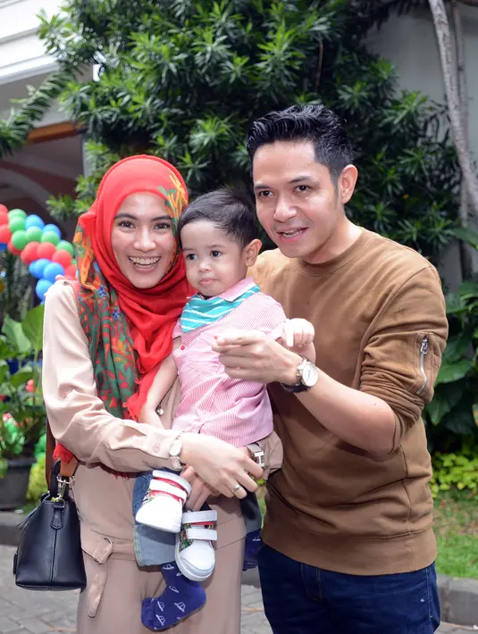 Meski repot mengurus buah hatinya, pasangan ini mengaku menjalaninya dengan senang. Pasangan yang sering terlihat romantis itu mengaku tengah menikmati perannya sebagai orangtua. (Nurwahyunan/Bintang.com)