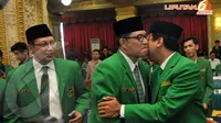 Wakil Ketua Umum PPP Emron Pangkapi (tengah) disambut hangat oleh Sekjen PPP M. Romahurmuziy (kanan) disaksikan Wakil Ketua Umum Lukman Hakim Saifuddin (kiri) saat Mukernas PPP di Bogor (23/4/2014) (Liputan6.com/Johan Tallo).