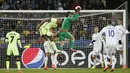 Kiper Dynamo Kiev, Oleksandr Shovkovskiy, mengamankan bola dari sundulan bek Manchester City, Vincent Kompany. Kiev sempat mengecilkan kedudukan menjadi 1-2 melalui gol dari Vitaliy Buyalskyy. (Reuters/Gleb Garanich)