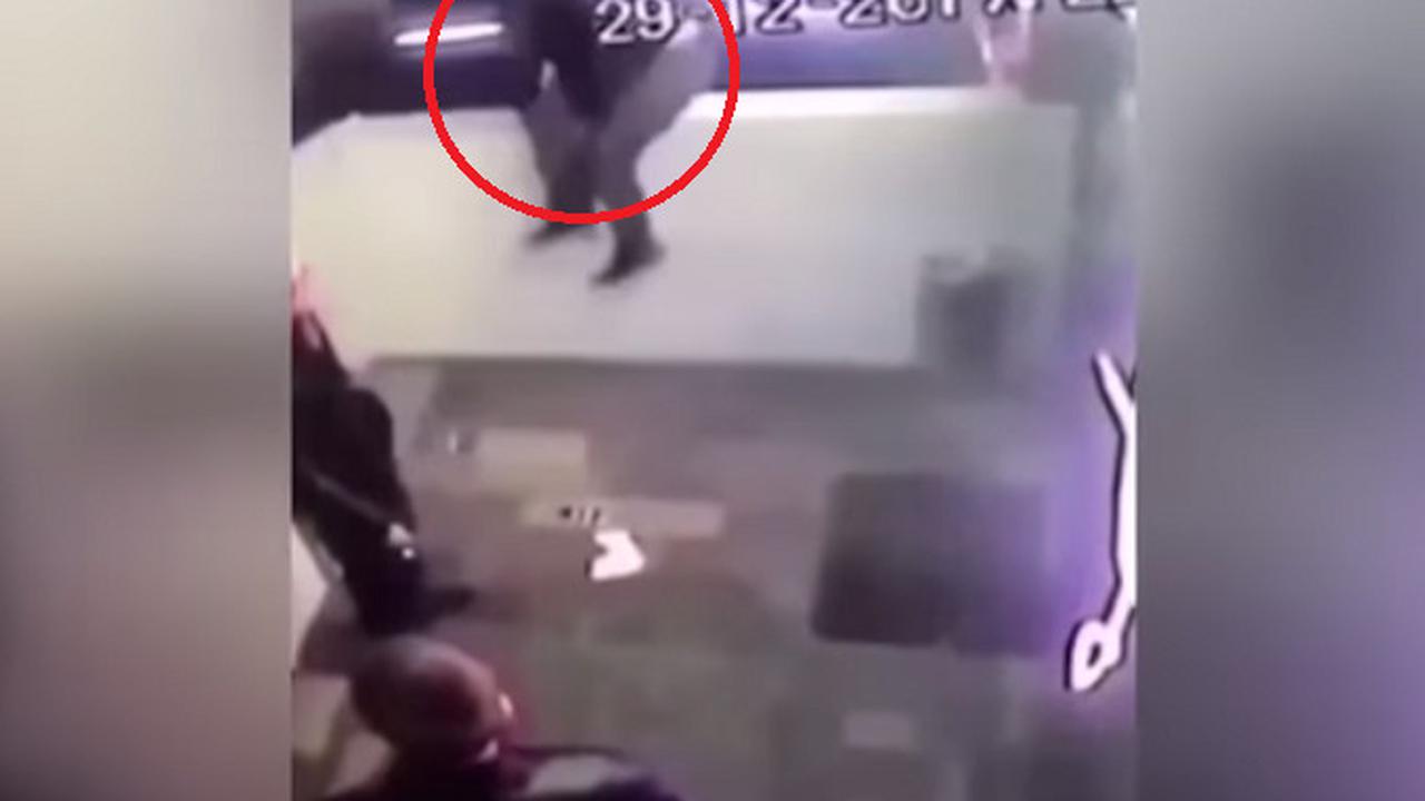 Dalam rekaman yang beredar, pria Rusia yang tak disebutkan identitasnya itu terjatuh dalam waktu yang sangat cepat (Capture/Online dailymail)