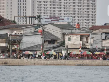 Suasana warga menikmati sore hari di Situ Rawa Besar, Lio, Depok, Jawa Barat, Kamis (20/8/2020). Di tengah meningkatnya kasus Covid-19 hingga menjadikan Depok kembali sebagi Zona Merah, warga masih banyak yang mengabaikan protokol kesehatan saat berada di ruang publik. (merdeka.com/Iqbal S. Nugroho)