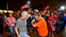 Warga Kuba menari saat merayakan wafatnya Fidel Castro di Miami, AS (26/11). Wafatnya pemimpin revolusi komunis Kuba tidak ditanggapi dengan kesedihan oleh warga Kuba yang menetap di Miami. (REUTERS/Gaston De Cardenas)