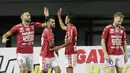 Para pemain Bali United merayakan gol yang dicetak oleh Melvin Platje ke gawang Mitra Kukar pada laga Piala Presiden 2019 di Stadion Patriot, Jawa Barat, Minggu (3/3). Bali United menang 3-0 atas Mitra Kukar. (Bola.com/M Iqbal Ichsan)