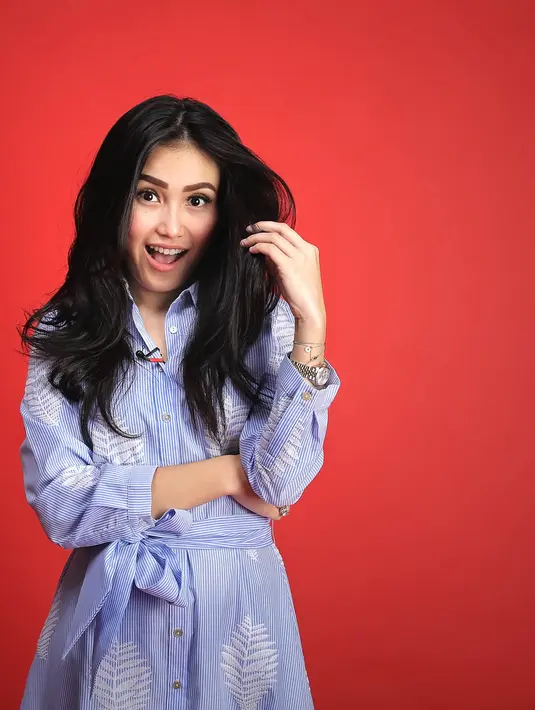 "Belajar sama Boy William pastilah ya. Karena dia teman satu-satunya reading saya. Ada yang ngajarin Norman namanya," ungkap Ayu Ting Ting. (Bambang E Ros/Bintang.com)