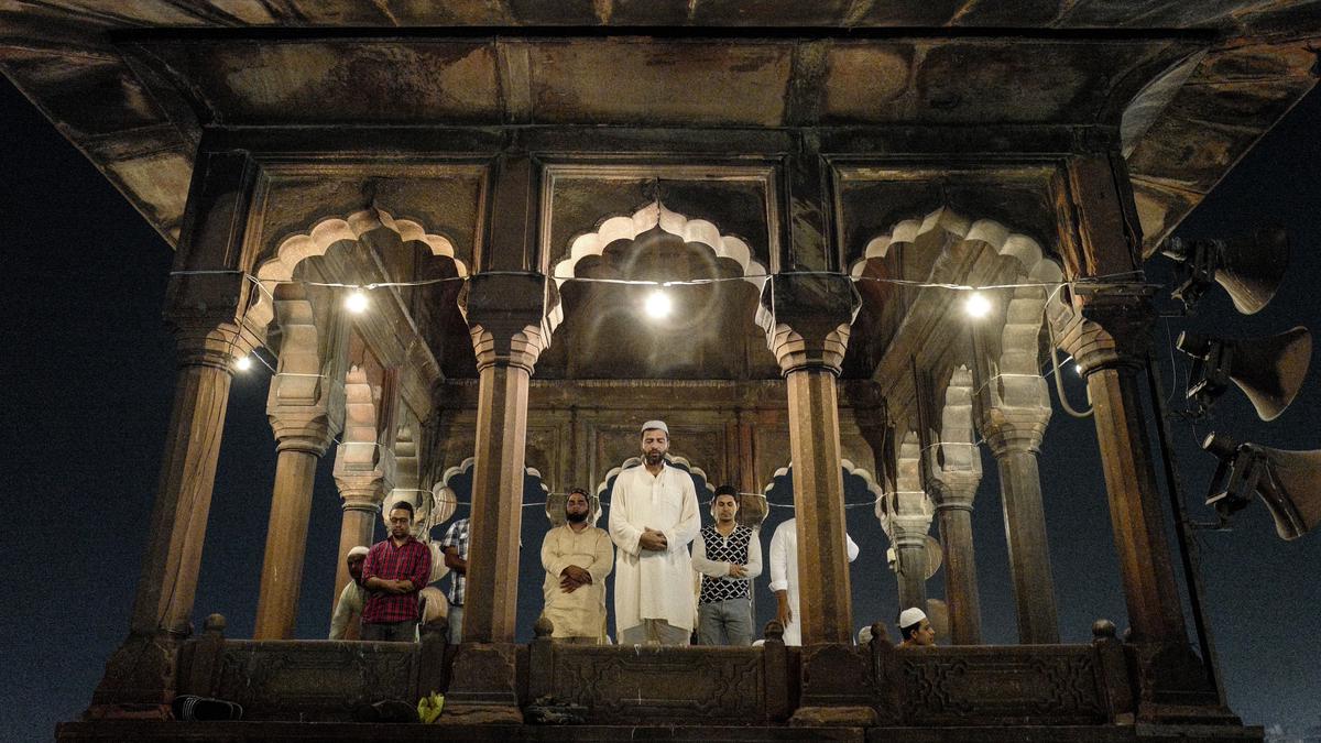 FOTO: Semarak Muslim India Menjalankan Salat Terawih di Bulan Ramadan ...