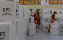 FOTO: Pencoblosan Berakhir, KPU Jaktim Tarik Kembai Logistik Pemilu 2024 dari TPS