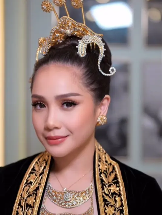 Sedangkan Nagita Slavina tak kalah memesona. Dibalut busana pengantin yang serasi dengan yang dikenakan Raffi Ahmad, Nagita Slavina memukau dalam pulasan makeup flawless, lengkap dengan aksesori rambut, kalung, gelang, dan beltnya. [Foto: Instagram/raffinagita1717]