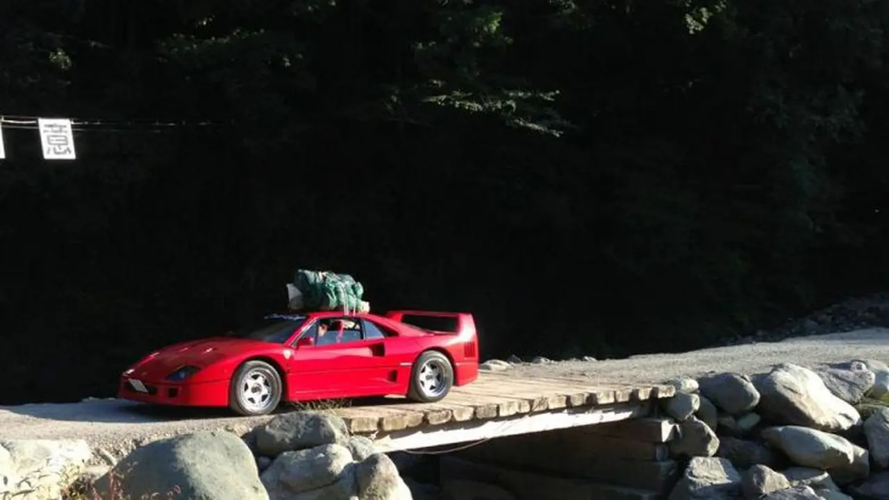 Layaknya Pemudik, Atap Ferrari F40 Ini Dimanfaatkan Untuk Bagasi