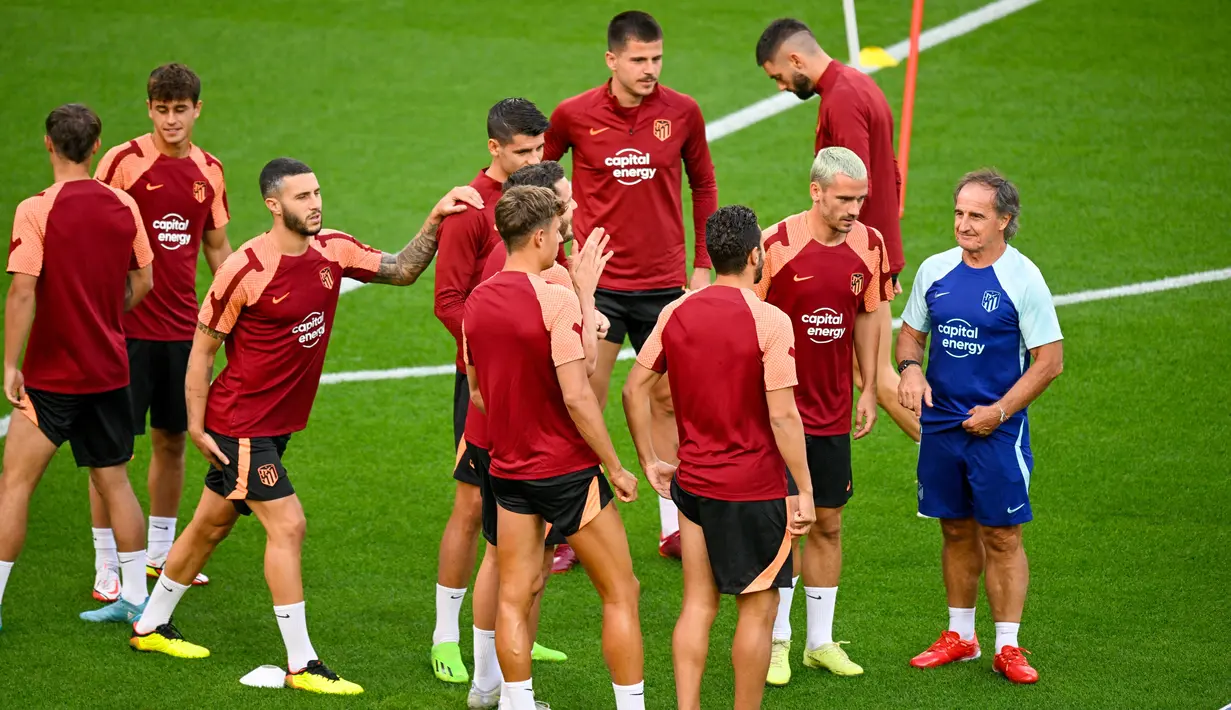 Pemain Atletico Madrid menghadiri sesi latihan di Leverkusen, Jerman barat, Senin (12/9/2022). Atletico Madrid akan menantang tuan rumah Bayern Leverkusen dalam lanjutan match day kedua Liga Champions 2022-2023 pada Rabu 14 September 2022 dini hari WIB di Bay Arena. (Photo by SASCHA SCHUERMANN / AFP)