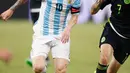 Aksi Lionel Messi saat laga uji coba melawan Meksiko, AT&T Stadium, Texas, AS, Rabu (9/9/2015). Messi berhasil menyelamatkan Argentina dari kekalahan berkat golnya di menit 89. Kedudukan berakhir imbang 2-2. (Reuters/Matthew Emmons)